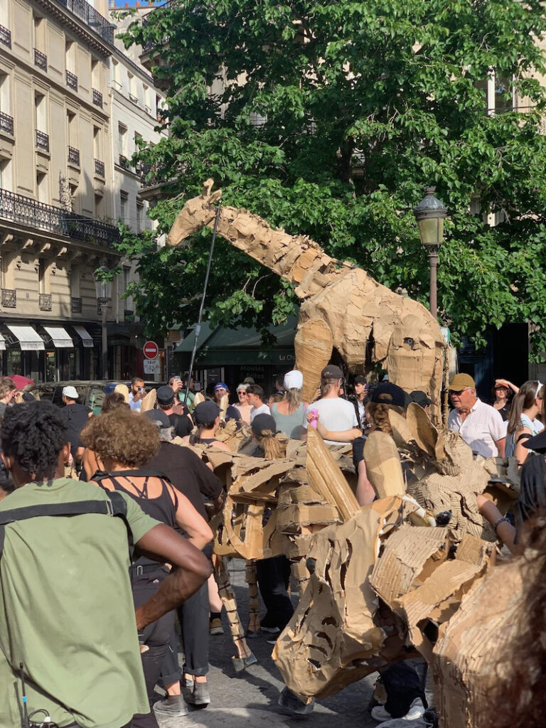 déambulation marionnettes animales Paris