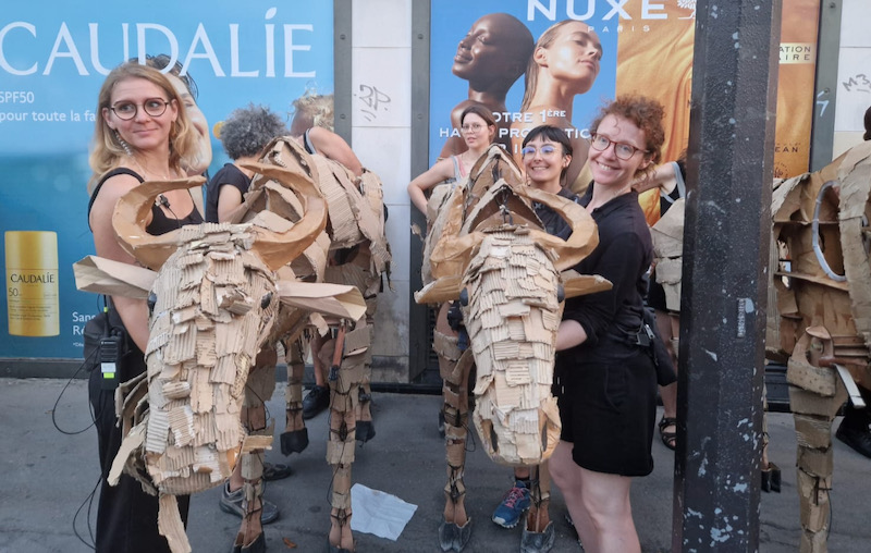 Sophie Reinmann avec une marionnette de gnou