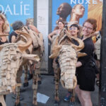 Sophie Reinmann avec une marionnette de gnou